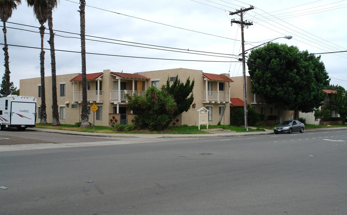 Avenida Mollison in El Cajon, CA - Building Photo