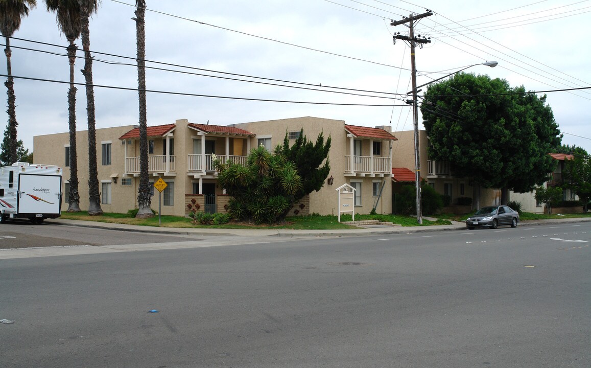 Avenida Mollison in El Cajon, CA - Foto de edificio