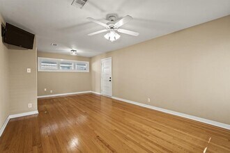 5319 Saxon Dr in Houston, TX - Building Photo - Building Photo