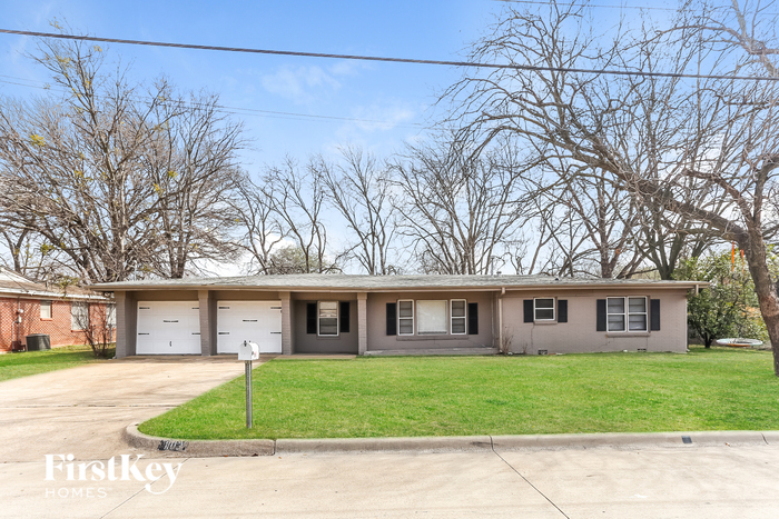 1103 Warden St in Benbrook, TX - Building Photo