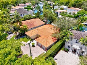 5200 Riviera Dr in Coral Gables, FL - Building Photo - Building Photo