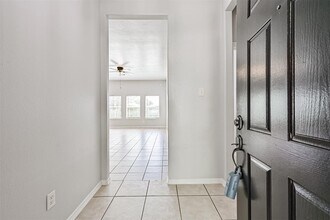 731 Chase View Dr in Bacliff, TX - Building Photo - Building Photo