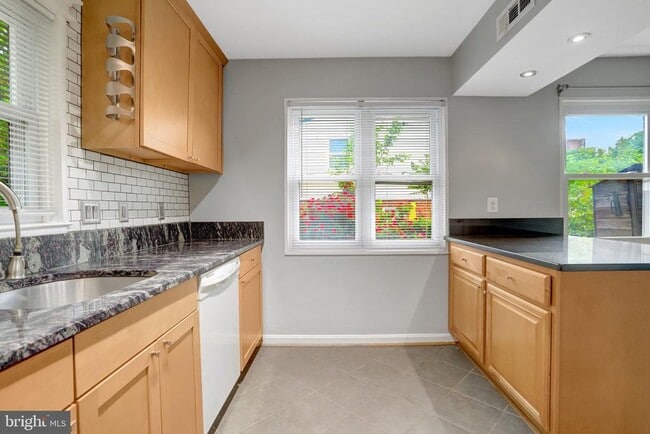 2340 Fairview Terrace in Alexandria, VA - Building Photo - Building Photo