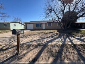 613 S Hemlock Ave in Roswell, NM - Building Photo