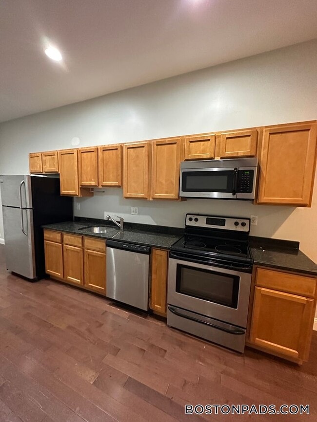 26 Portland St, Unit 102 in Worcester, MA - Building Photo - Building Photo