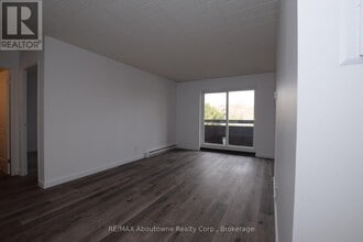 36 Freeborn Ave in Brantford, ON - Building Photo - Building Photo