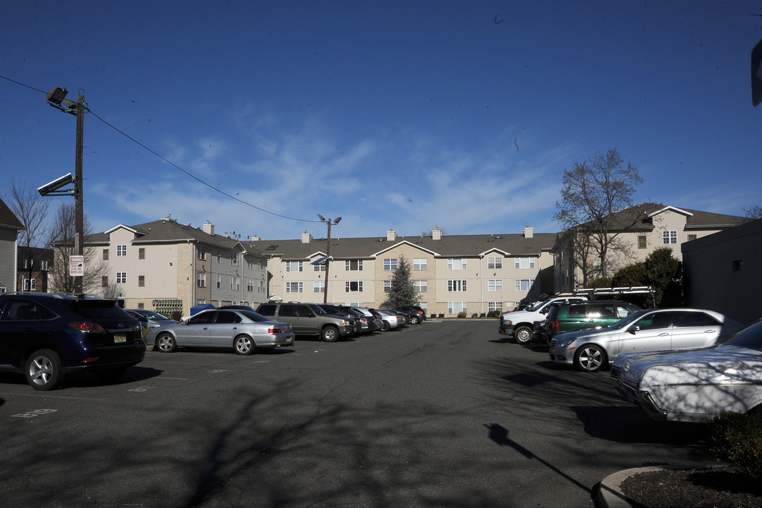 Hilton Gardens in Linden, NJ - Building Photo