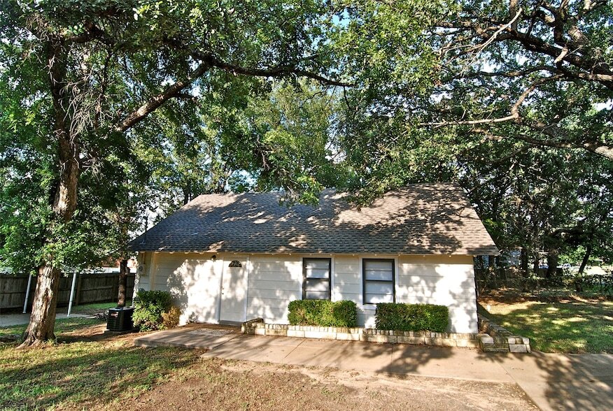 1706 Saddle Rd in Granbury, TX - Building Photo