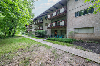 Heritage Woods I Condominium in Annandale, VA - Building Photo - Building Photo