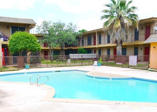 Demasiado Apartments in Irving, TX - Building Photo - Building Photo