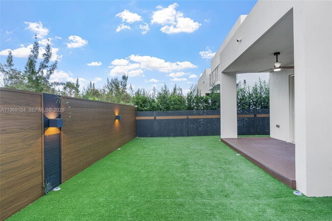 10373 NW 68th Terrace in Doral, FL - Building Photo - Building Photo