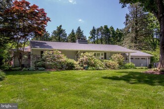 67 Townview Dr in Doylestown, PA - Foto de edificio - Building Photo