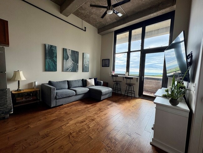 320 E 21st St, Unit 709 Chess Lofts in Chicago, IL - Building Photo - Building Photo