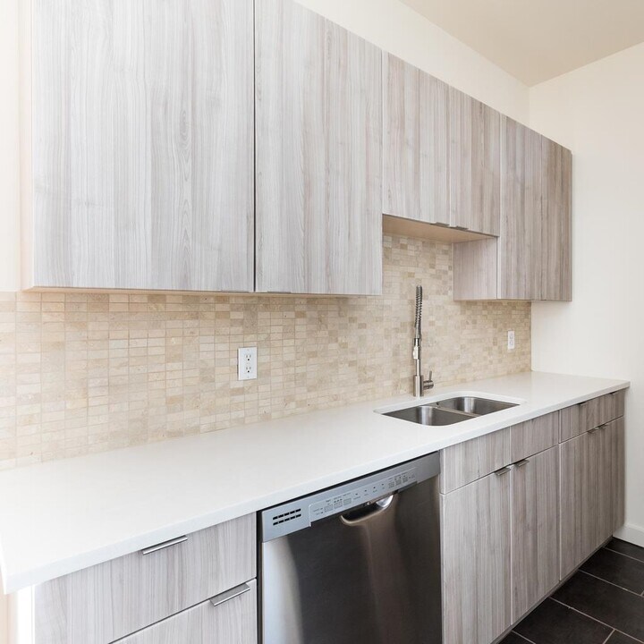 210 9th St in Jersey City, NJ - Building Photo