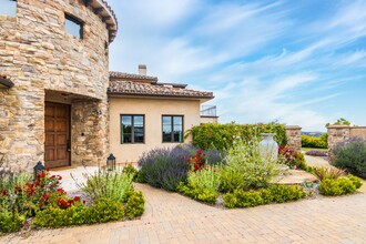 1620 Luse Tank Rd in Topanga, CA - Foto de edificio - Building Photo