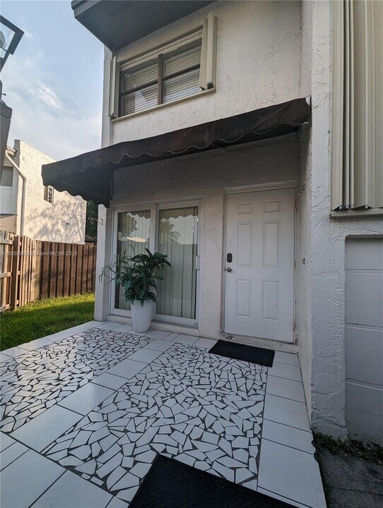 6902 SW 114th Ave in Miami, FL - Building Photo