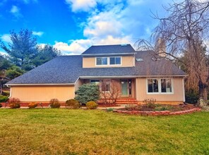 592 Cabot Hill Rd in Bridgewater, NJ - Foto de edificio - Building Photo