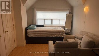 409 Huron St in Toronto, ON - Building Photo