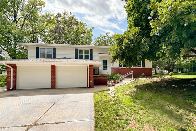 property at 922 N 122nd St