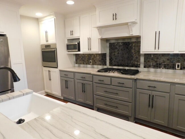 property at 412 W 19th St