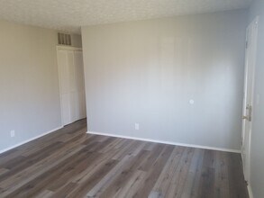 9812 Saturn Dr in Louisville, KY - Building Photo - Building Photo