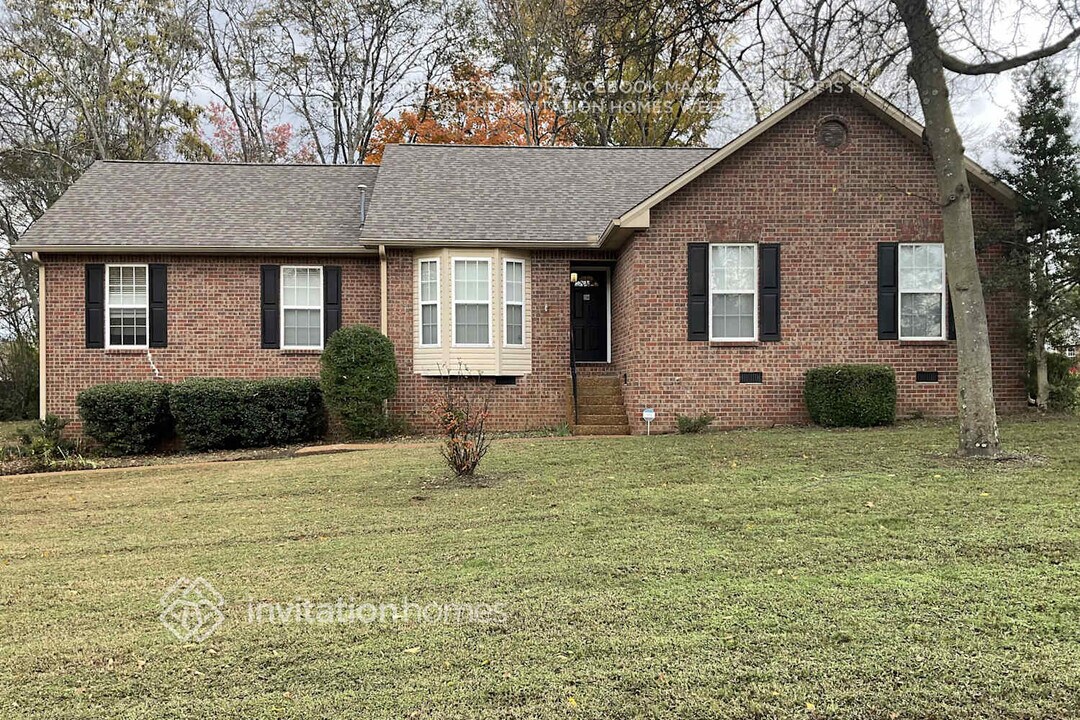 135 Candle Wood Dr in Hendersonville, TN - Foto de edificio