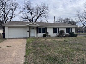 1025 5th St SW in Paris, TX - Building Photo
