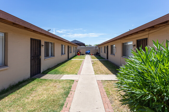 Casa D Apartments in Phoenix, AZ - Building Photo - Building Photo