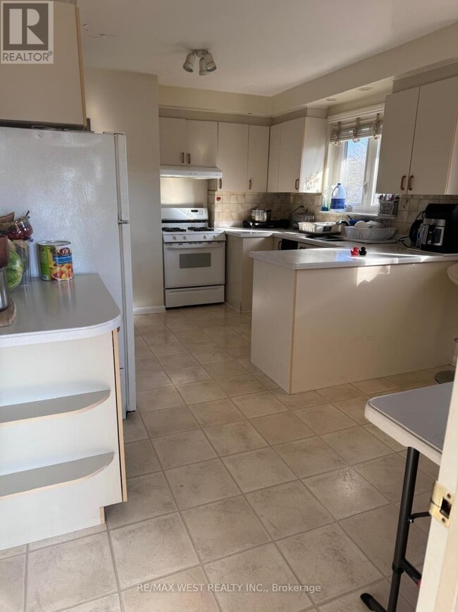 property at 19 Robinglade Dr