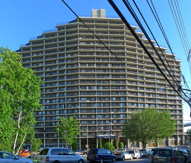 Shore Towers Condominiums in Astoria, NY - Building Photo - Building Photo