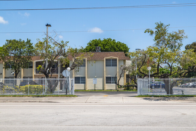 Lakewood Villas Condominiums in Miami, FL - Building Photo - Building Photo