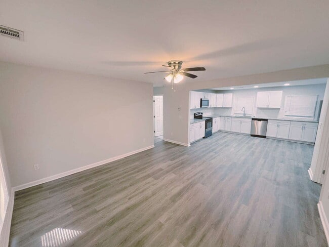 property at 2933 Port Royal Ln