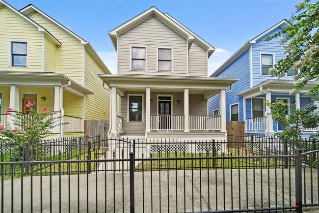 property at 1053 W 16th St