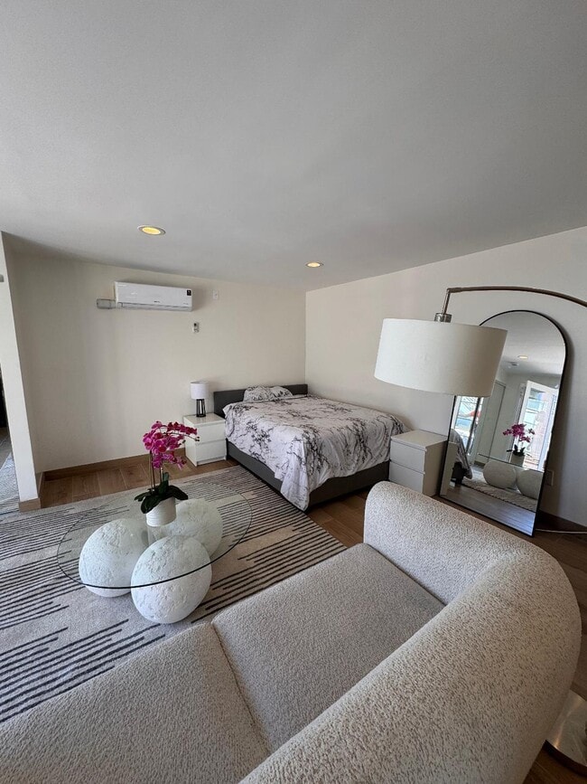 470 S Hamel Rd in Los Angeles, CA - Building Photo - Building Photo