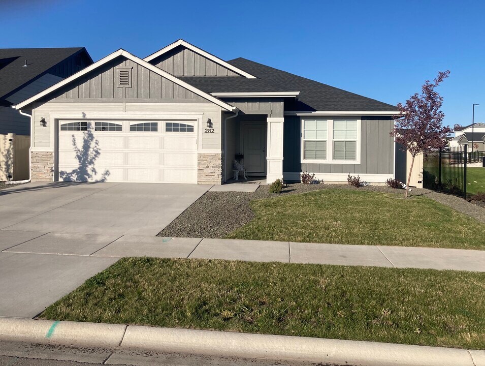 282 S Sunset Point Way in Meridian, ID - Building Photo