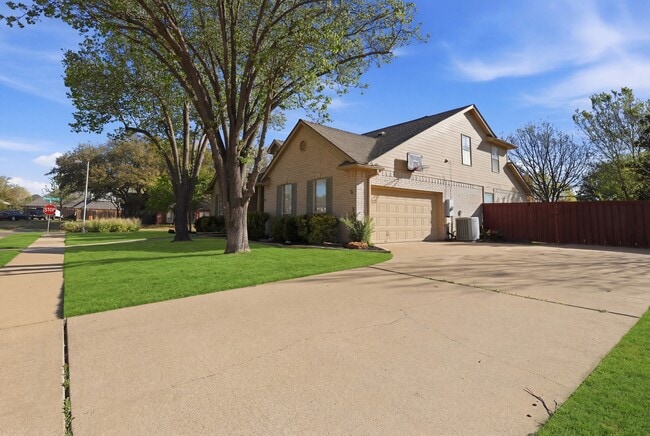 1101 Countryhill Dr in Keller, TX - Foto de edificio - Building Photo