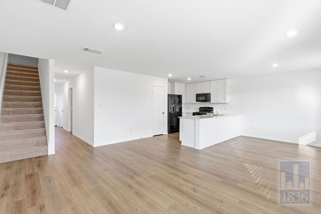 2213 Cyclone Dr in Lockhart, TX - Building Photo - Building Photo