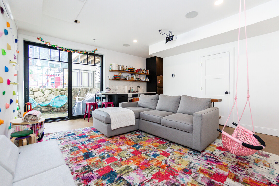 452 W 4th St, Unit 452 in Boston, MA - Building Photo