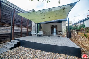 205 Venice Way in Los Angeles, CA - Building Photo