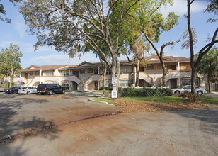 Coral Village Condominiums in Coral Springs, FL - Building Photo - Building Photo