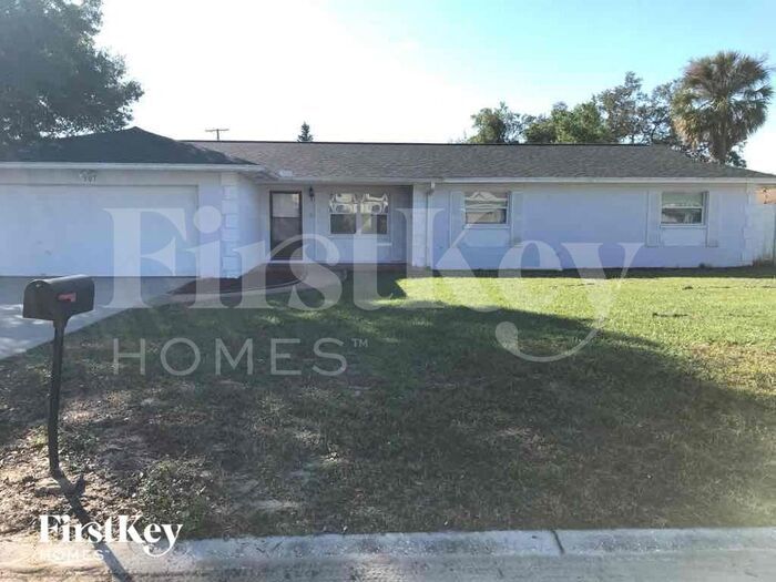 701 Kingswood Loop in Brandon, FL - Building Photo