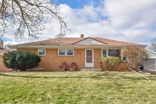 1927 N 118th St in Wauwatosa, WI - Building Photo