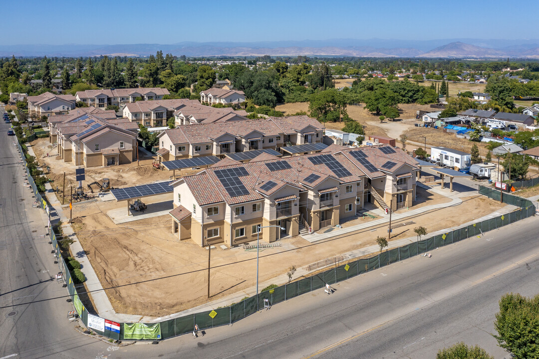 Sanger Crossing Apartments in Sanger, CA - Foto de edificio