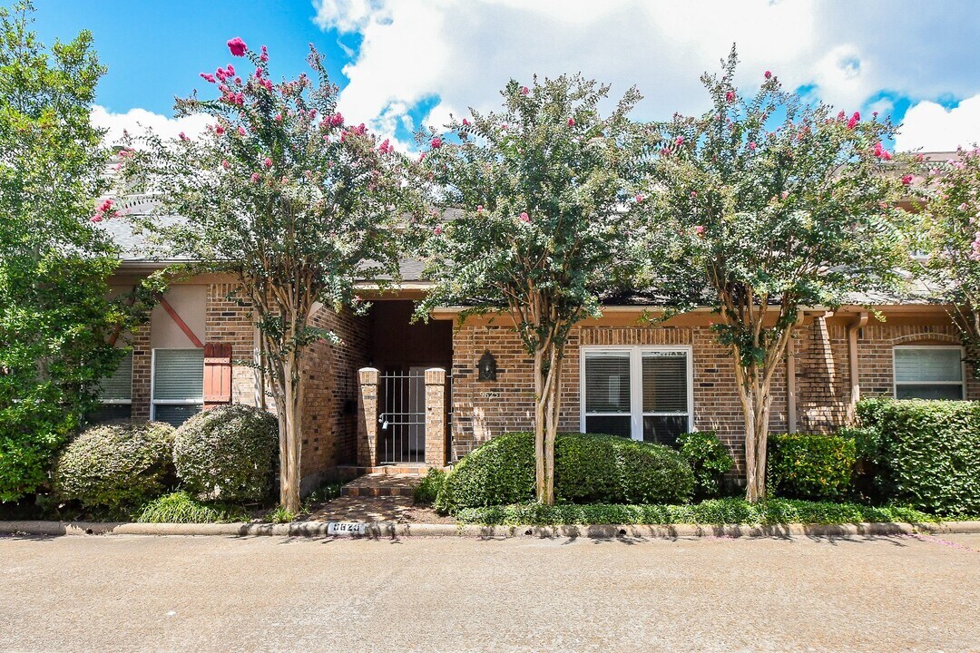 9625 Bayou Brook St in Houston, TX - Building Photo
