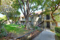 Fountain Park in Canoga Park, CA - Foto de edificio - Building Photo