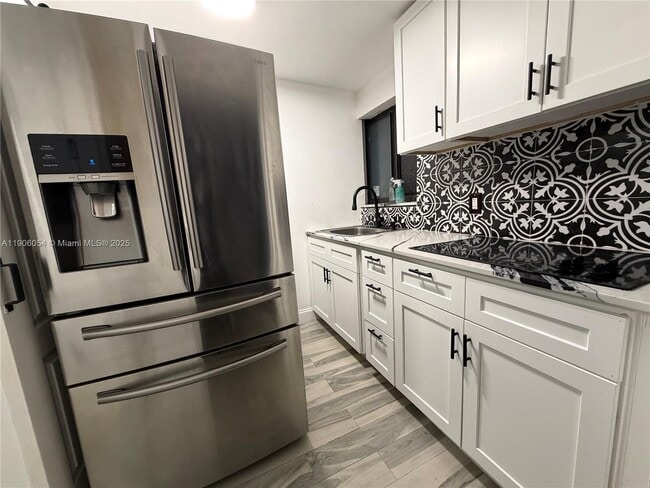 301 NE 172nd St in North Miami Beach, FL - Building Photo - Building Photo