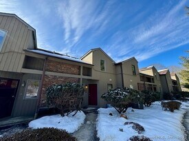 64 Far View Cmns in Southbury, CT - Building Photo
