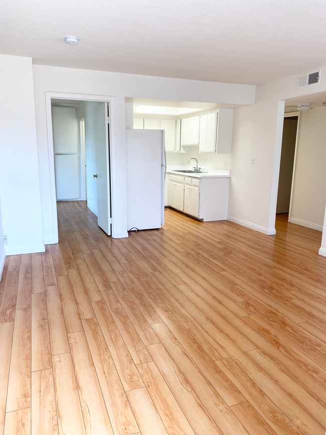 158 N Normandie Ave, Unit 201 in Los Angeles, CA - Building Photo - Building Photo