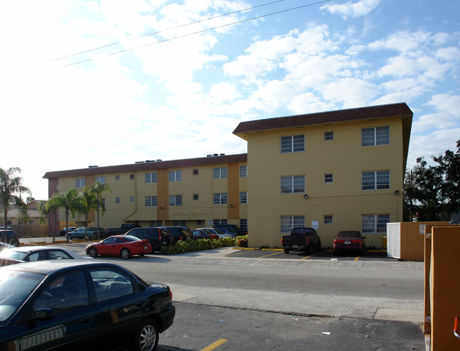 Jade Lynn Apartments in Hollywood, FL - Building Photo