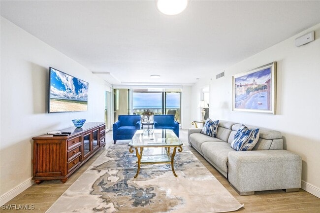 6849 Grenadier Blvd in Naples, FL - Foto de edificio - Building Photo